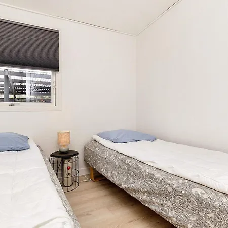 8 Person In Vaeggerlose Bøtø By