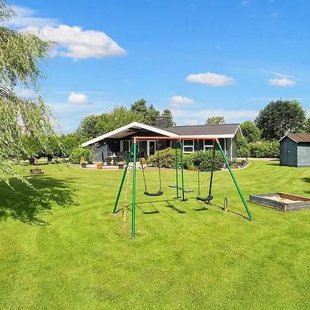 8 Person In Vaeggerlose * Bøtø By