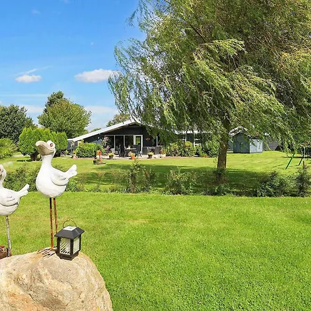 8 Person In Vaeggerlose Bøtø By