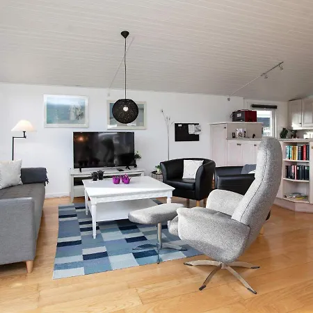 8 Person In Vaeggerlose * Bøtø By